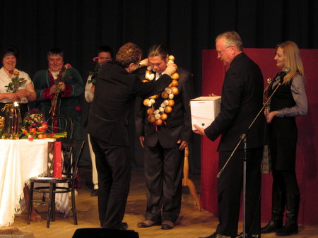 Aukštaitijos siaurojo geležinkelio atstovai vainikavo laureatą vaisių vainiku.